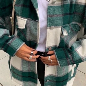 Zara jacka - säljer min fina jacka från zara, knappt använd 150kr +66kr frakt