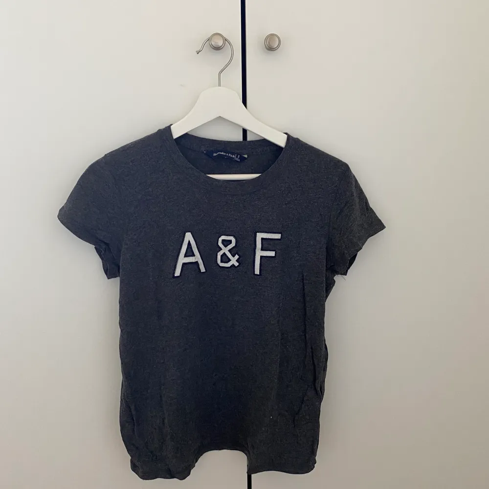 Grå T-shirt från abercrombie and fitch, storlek S. Säljer till första som skriver. (150kr+frakt). ( skriv vid fler bilder). . T-shirts.