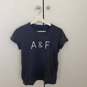 Grå T-shirt från abercrombie and fitch, storlek S. Säljer till första som skriver. (150kr+frakt). ( skriv vid fler bilder). 