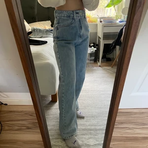 Jeans  - Ett par jätte fina jeans från Shein i storlek S. De är tyvärr för långa för mig som är 155 och har vanligtvis 25 i midjemått. Har en liten fläck på bakfickan men annars i bra skick. Skickas med spårbarfrakt för 66kr. Om ni har några frågor så tveka inte att höra av er💗💗 