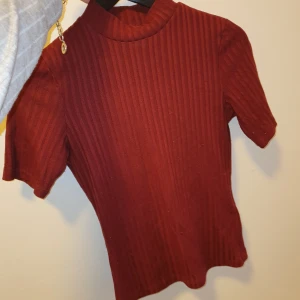 Ribbad tight tshirt - Sparsamt använd och inga fel. 