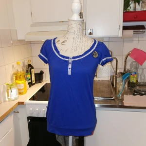 Snygg tröja Esprit i small - Snygg tröja från Esprit i storlek small med prislapp kvar. Nypris 249kr och extraknapp och badge följer med.  Det går bra att både hämta upp den på Södermalm i Stockholm eller skickas mot frakt, samfraktar självklart vid andra vunna auktioner. Jag ansvarar ej för postens slarv men föredrar spårbar frakt för bådas skull, lycka till!