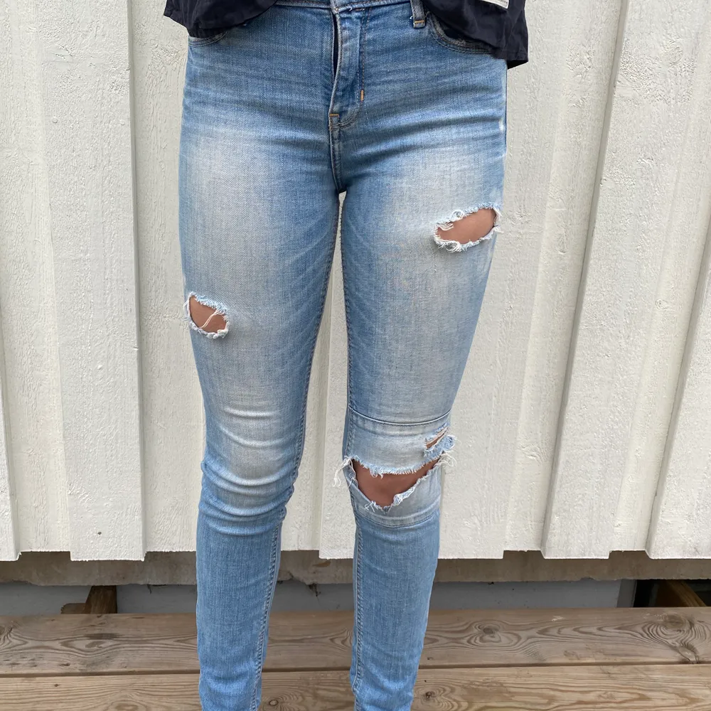 Ett par slitna jeans från Hollister som blivit för små för mig nu. Dom är väl använda men sitter fortfarande bra och ser sjukt snygga ut på!💕  Priset + frakt på 62kr. Jeans & Byxor.
