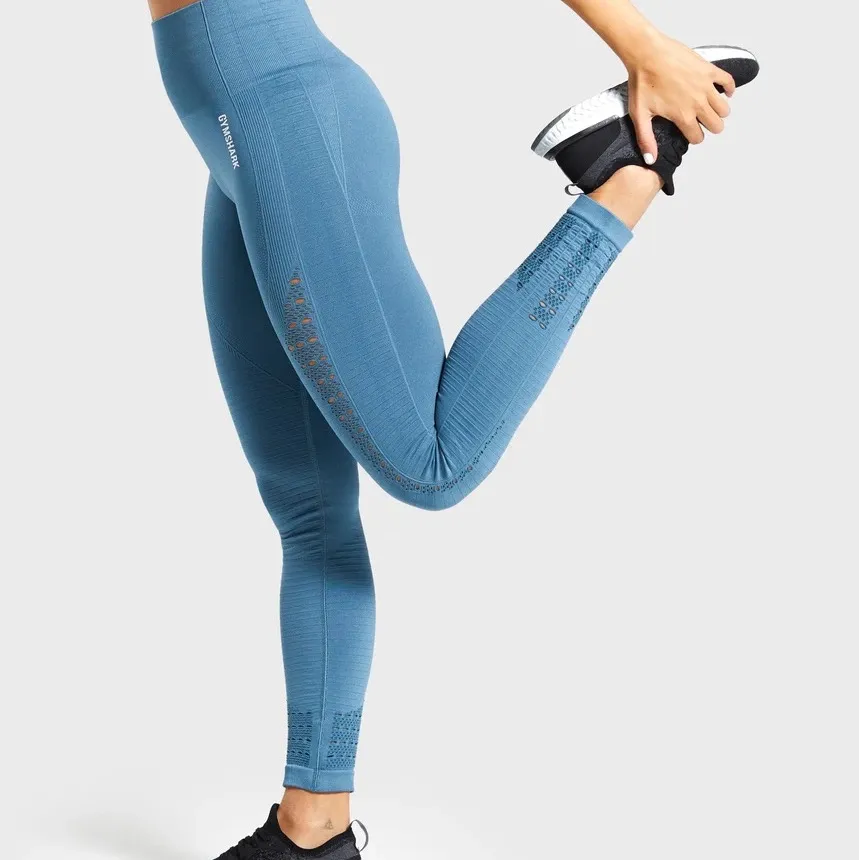 Säljer mina gymshark energy+ seamless leggings! Mycket bra skick. Sparsamt använda.💕 Buda i kommentarerna.. Jeans & Byxor.