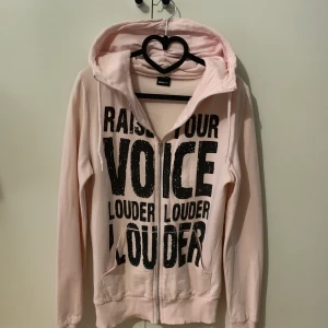 Tröja i storlek xs - Tops i storlek xs, fin skick, finns hämta i Stockholm, kan även skicka via post