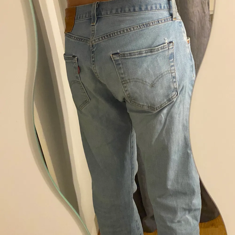 Oversized Levis jeans, jag är storlek S normalt och är 170cm lång. Fler intresserade sker budning💕. Jeans & Byxor.