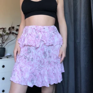 Rosa blommig kjol med volanger xs - Rosa blommig kjol med volanger