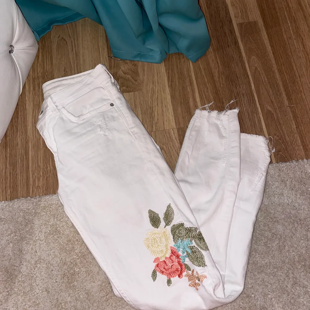 Zara jeans i storlek 34 , i perfekt skick. Kontakta mig om du vill ha fler bilder 😊💞 . Jeans & Byxor.