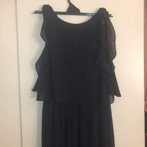 Mörkblå lång klänning, använd en skolavslutning Strl 38. Köparen står för frakt 
