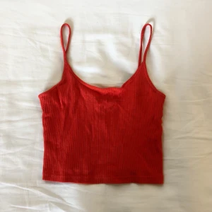 Vallmorött linne - Ribbat linne från Bik Bok i strl S 🍒 Knappt använt. 