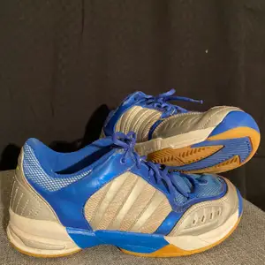 Retro adidas sneakers i fint skick! Typiska för 90-talet😍 Kontakta mig gärna vid frågor eller vid efterfrågan på fler bilder!