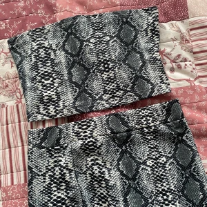 sett - topp + kjol, 60kr. stl xs