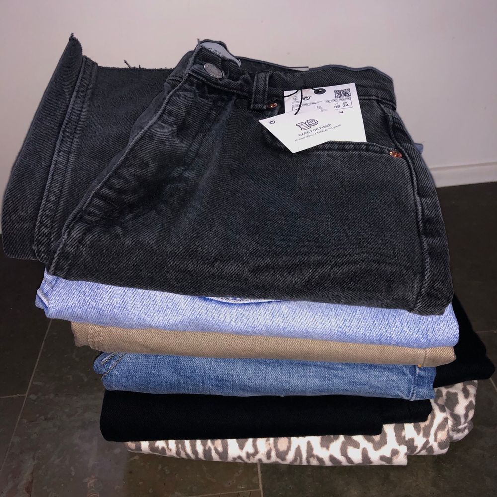 Säljer flera olika par jeans i strl 34 & 36 från zara bla. Alla är i princip helt oanvända, vissa har lapparna kvar dessutom. Kika in min senaste annons för mer information. Tveka inte att höra av er vid minsta lilla intresse. Säljer till bra priser, kan ge rabatt och sätter även ihop ett bra paketpris om man vill köpa alla, då får man ett par jeans helt gratis på köpet. Har lagt till fler jeans tillsalu på den tredje bilden!! 😊ALLA JEANS PÅ SISTA BILDEN OCH DE BEIGEA FINNS KVAR. ERBJUDANDE IFALL MAN KÖPER ALLA!!!. Jeans & Byxor.