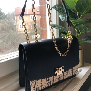 Handväska ❤️ - Superfin handväska från Parfois köpt i Bulgarien. Kan användas som crossbody eller bara över en axel. Längd 22cm, höjd ca 17 cm och djup ca 8 cm. Använd 1 gång. Kan mötas upp eller skicka (frakt 66kr) 💗