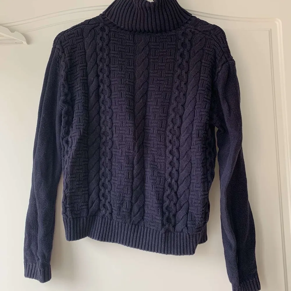 En jättefin mörkblå tröja med polo. Den är från hm i märket L.O.G.G., storlek S. Sparsamt använd och i bra skick. Säljs pga att den inte används längre💕💕. Tröjor & Koftor.