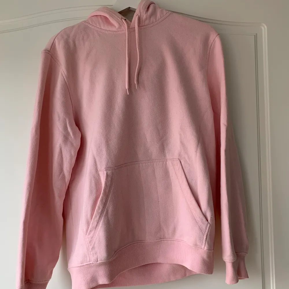 En fin rosa hoodie från hm i herrstorlek xs. Den är använd ett fåtal gånger och kommer inte till användning längre därav säljer jag den💕💕. Hoodies.