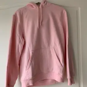 En fin rosa hoodie från hm i herrstorlek xs. Den är använd ett fåtal gånger och kommer inte till användning längre därav säljer jag den💕💕
