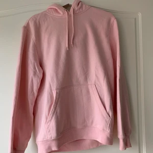 Fin rosa hoodie  - En fin rosa hoodie från hm i herrstorlek xs. Den är använd ett fåtal gånger och kommer inte till användning längre därav säljer jag den💕💕