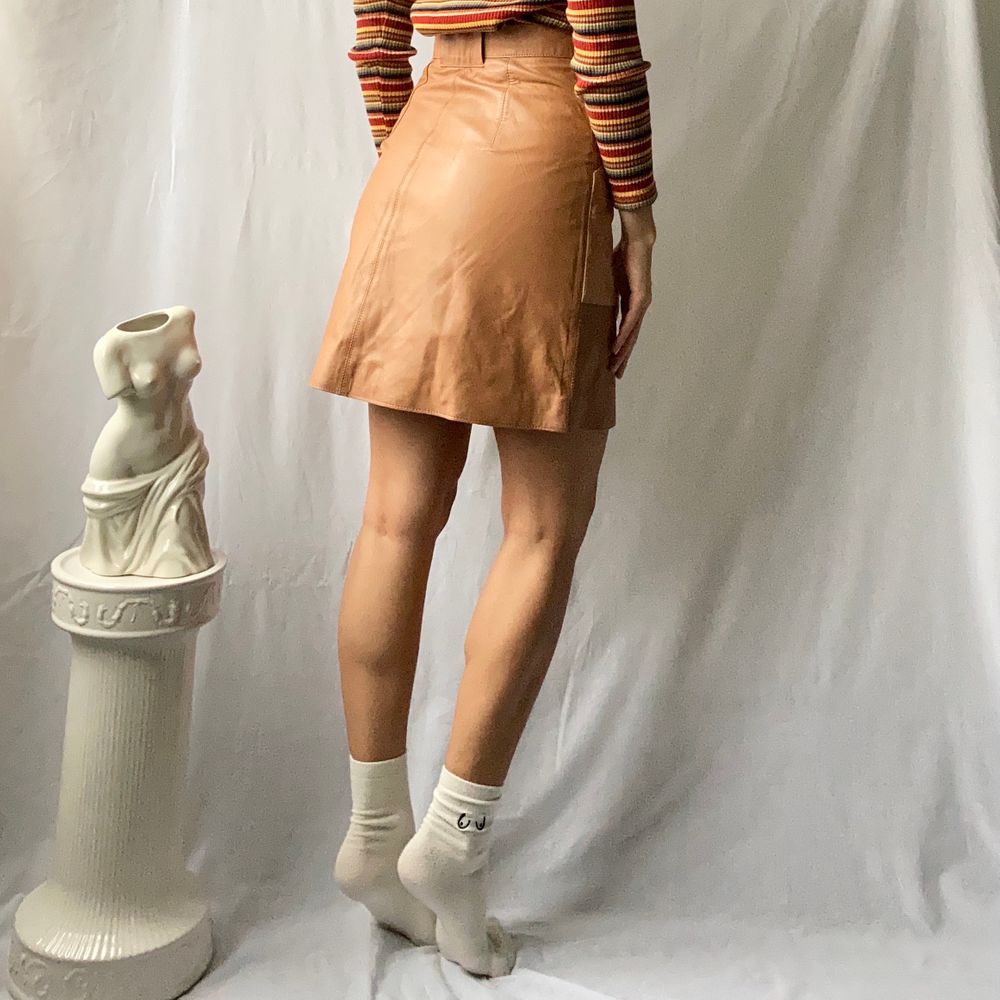 đ LIGHT BROWN/ CAMEL LEATHER SKIRT WITH SUEDE POCKETS AND SILVER SIDE ZIP âą SIZE - XS / EU 34 âą BRAND - H&M âą MATERIAL - Leather, Suede, Viscose MY MEASUREMENTS âą Height 161cm / 5'3