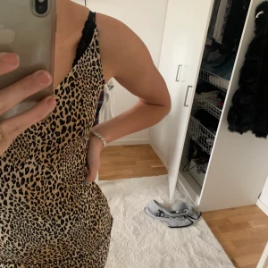 Leopard klänning - Klänning med leopard mönster. Köpt på h&m för 250kr men går inte att köpa längre. Använd cirka 2 gånger och är i bra skick. Buda gärna från 100kr i kommentarerna!