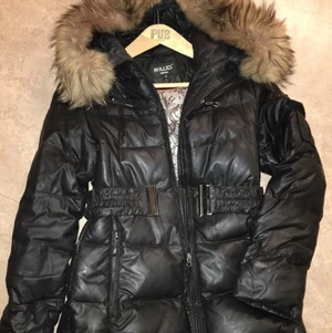 Hollies jacka  - Äkta Hollies jacka i dun med äkta päls. I använt skick därav det låga priset. Litet hål i ena fickan men går enkelt att laga det. Storlek: 40