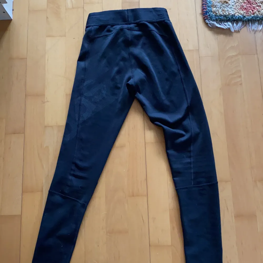 Bra skick, loggan i silikon har lostnat lite men inget man tänker på, knappt använda. Storlek xs. Finns i svedala utanför Malmö men kan skickas. Köpare står för frakt. . Jeans & Byxor.