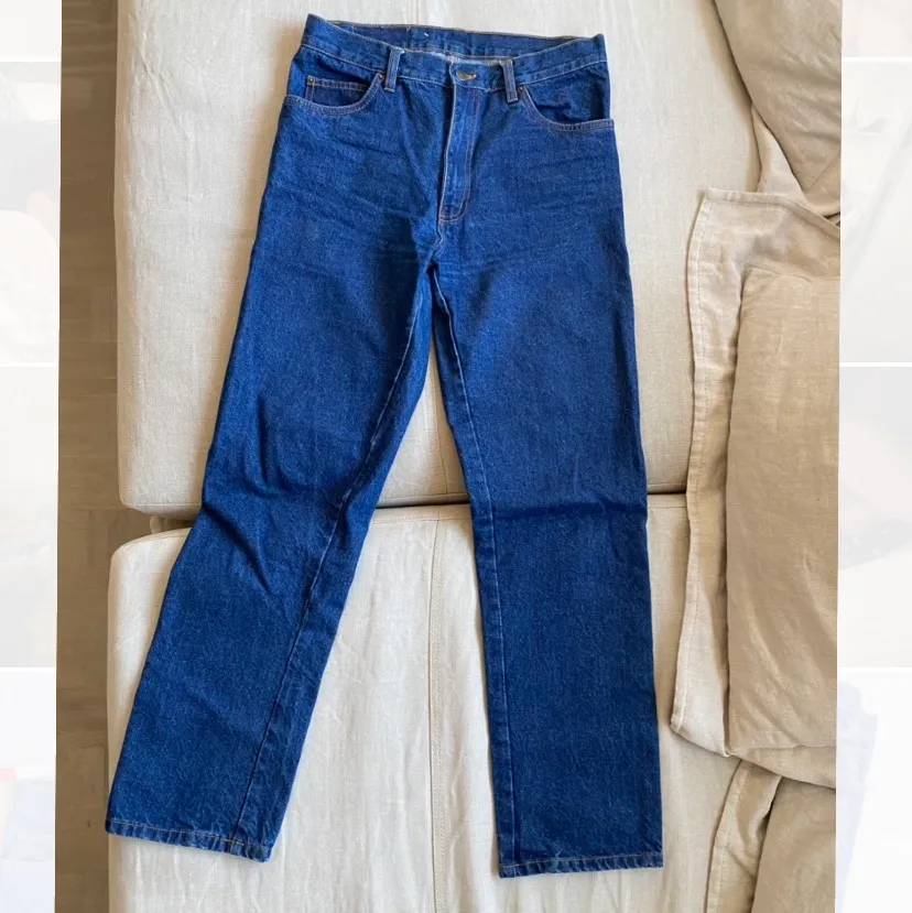 Raka jeans i väldigt bra skick från good jeans! Innerbenslängd: 73cm. Från grenen upp till midjan: 27cm. Har inga bilder på! Möts på söder annars står köparen för frakt på 66kr✨. Jeans & Byxor.