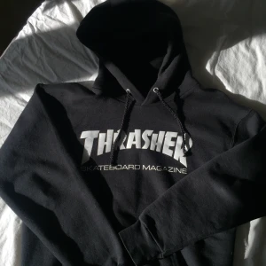 Äkta Thrasher Hoodie - Säljer min Thrasher Hoodie som jag köpte på NollÅtta skate utförsäljning, den hade ett litet hål vid midjan som jag sydde, syns på sista bilden. Snören vid luvan klippte jag kortare också för att de va för långa. Använd kanske 3-5 gånger.  Frakt ca 66-96kr (kan bli lite mer!) 😊