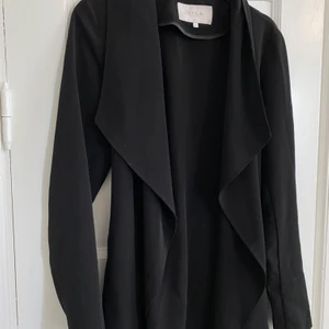 Trenchcoat i toppenskick!  - Nästan aldrig använd, köpt från vila i storlek xs. Supersnygg nu till våren! 