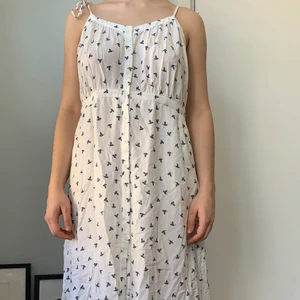 &Otherstories klänning - Fin långklänning från &Otherstories med somrigt mönster. Knyt band och knappar.