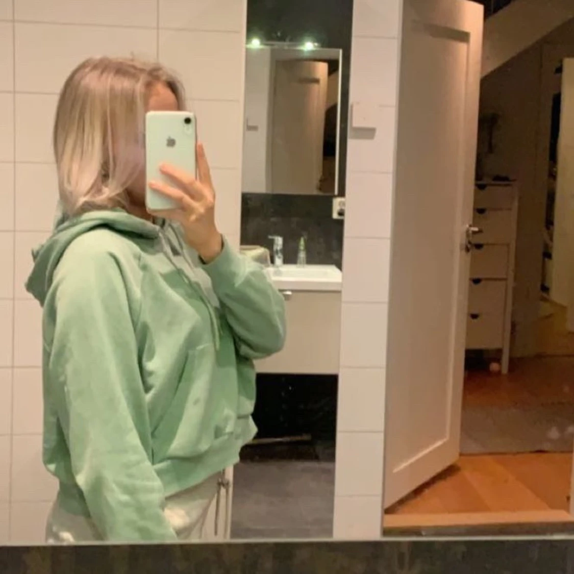 Grön cropped monki hoodie - 90