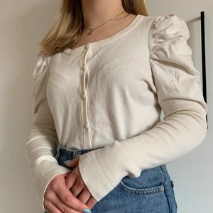 H&M storlek M - En vit kofta med puffärmar i storlek M från H&M:)