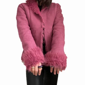 Rosa mockajacka - Vintage rosa mockajacka som hur hur fin som helst, den är lurvig inuti och varm😍 inte äkta skinn!