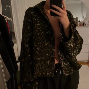 Leopard-jacka - Grymt snygg och populär Leo-jacka med breda ärmar och rak modell, nyskick! Säljer för att jag super-rensar.