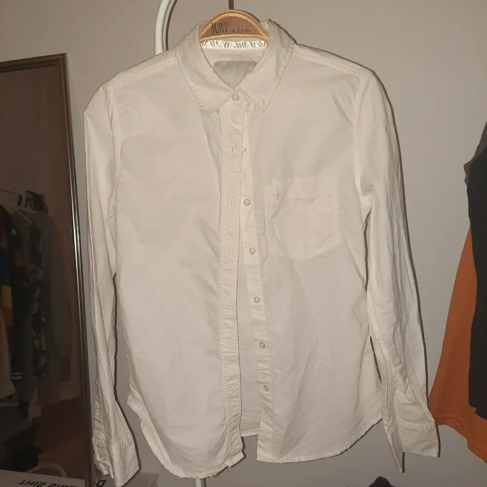 En fin vit skjorta från lager 157 i strl s i väldigt fint skick❤. Skjortor.