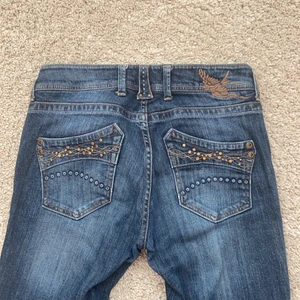 2000s jeans - Gör en intressekoll på dessa fina 2000s jeans! Sitter perfekt på mig som är 166cm💖 
