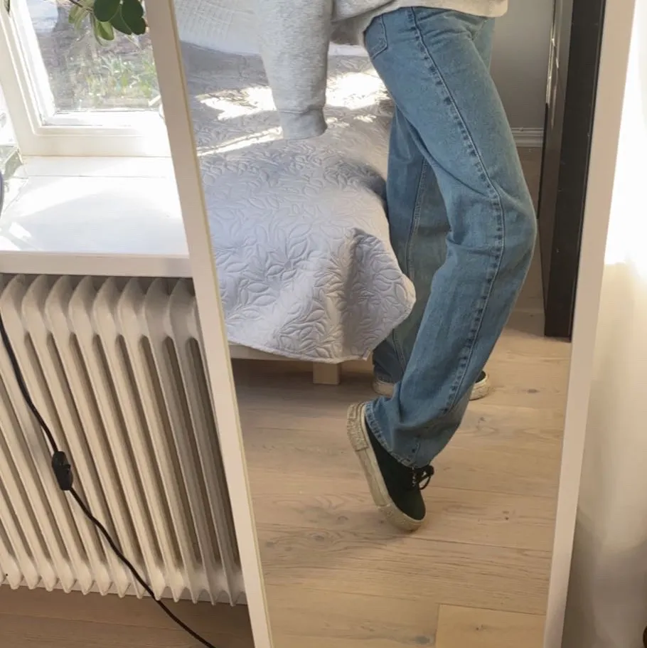 Säljer dessa så snygga raka jeans från weekday i modellen ”rowe” färgen heter sky blue! . Jeans & Byxor.