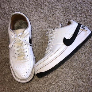 LÄS BESKRIVNINGEN - Skitsnygga Limited edition nike air force ones originellt i storlek 38,5 som inte säljs längre. Cond 8/10, insidan är något slitet. Annars är det inget fel på dem! Små eftersom de blivit ditsydda något lager tyg vid hälen av den förra ägaren som ni ser på sista bilden. Passar nog en 37 bäst, jag är 38/39 och de passar inte så bra på mig. Skriv för mer bilder, endast använda en gång💓 lägg gärna bud