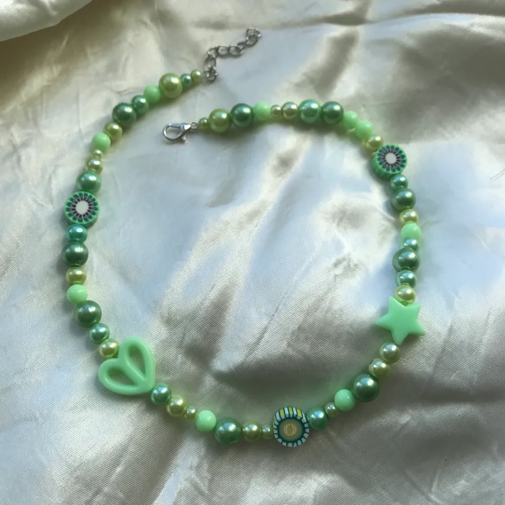 gulligt handgjort pärlhalsband med blandade gröna pärlor💚 justerbar storlek, frakt tillkommer på 15 kr:) kolla gärna om mina andra annonser för liknande smycken<3. Accessoarer.
