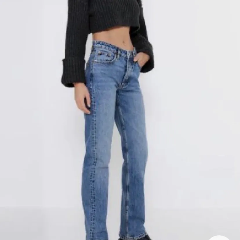 Helt slutsålda jeans från zara, använda fåtal gånger! Är low Waist/ mid waist och är långa för mig som är 164😇😇frakt tillkommer                                                                      På grund av många intresserade blir det budgivning                                                                        HÖGSTA BUD: 365kr                                                               Köp direkt: 500kr. Jeans & Byxor.