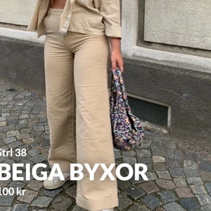 Byxor  - Jättefina byxor från weekday. Säljer på grund av att de aldrig kommit till användning💕