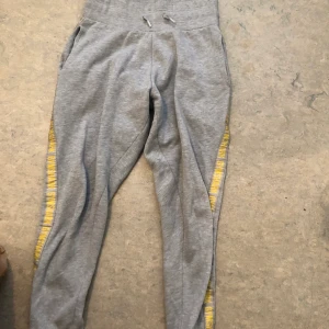 GYMSHARK  - Gråa lösare mjukis med gymshark-streck på sidorna! Sjukt sköna! Bra skick, storlek S 