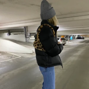 Leopardmönstrad väska - Leopardmönstrad väska i nyskick☺️