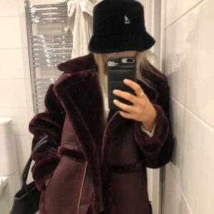 Vinröd/Burgundy Aviator jacka - Köpte denna jackan denna vinter men använd bara 3 ggr då de inte va min stil:( Nypris för jackan var 929kr och säljs nu inte mer. Fake läder och päls! Frakten står köparen för och betalning sker vi Swish! Vet ej i vilket paket den passar i men de kan vi lösa senare! Titta gärna på mina andra annonser🤎🥺
