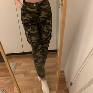 Camoflagebyxor från Madlady - Jättefina camoflagebyxor från Madlady. Använda cirka 10 gånger och 9/10 i skick. Storleken är S men det står M i pga tryckfel. Passar bra på mig som är 173 cm lång. Köpte för 500 kronor. 