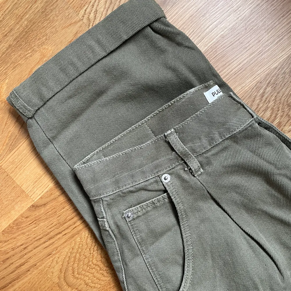 Aldrig använda gröna relaxed fit jeans, säljer efter garderobsutrensning. Ganska stora i storleken. Kontakta mig för fler bilder eller om du är intresserad! . Jeans & Byxor.