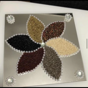 Spegelblomma - Dessa gör jag själv och man kan beställa de nu! Dessa kan vara hemdekorationer, festdekorationer samt bröllopar osv. Kontakta mig här om ni är intresserade🤍   #pärlbollar #dekoration #custom #pärlor #diy