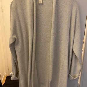 Superfin tröja från H&M stl XS/S - Tröjan är knappast använd och passar perfekt till våren och sommaren, eller varför inte dra ihop midjan med ett skärp? Matcha till jeans eller ha över en skön klänning på sommaren när det blir kyligare på kvällen. 