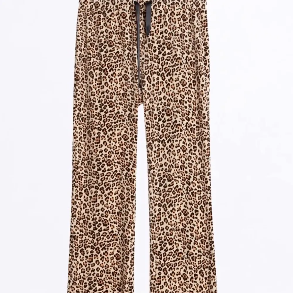 Säljer denna leopard mjukisbyxor ifrån Gina tricot.               Köpte dem för 229kr säljer dem för 70 kr + frakt.. Övrigt.