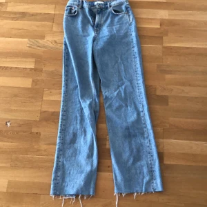 Blåa jeans från zara - Blåa jeans från zara, jättefina men har tillräckligt med jeans, långa i benen, använda en gång 